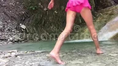 少女穿着泳衣在湖边的山间瀑布里洗澡.. <strong>少年少年少年</strong>